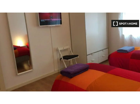 Matosinhos, Porto'da 5 yatak odalı dairede kiralık oda - Kiralık