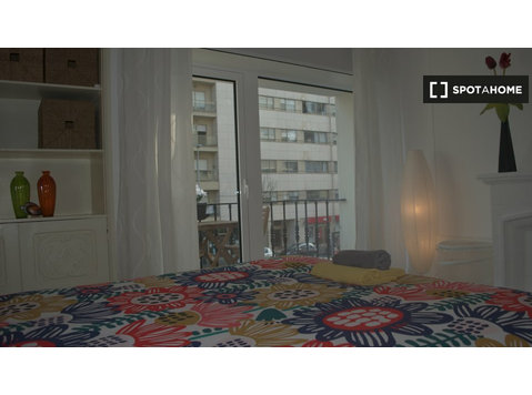 Chambre à louer dans un appartement de 5 chambres à… - À louer