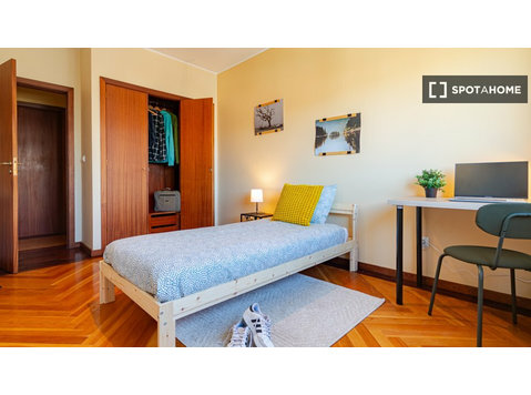 Room for rent in 5-bedroom apartment in Paranhos, Porto - De inchiriat