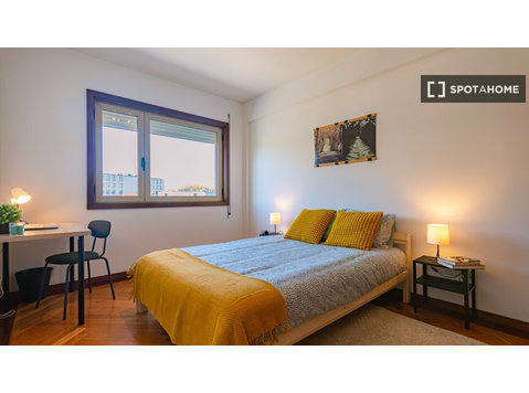 Zimmer zu vermieten in 5-Zimmer-Wohnung in Paranhos, Porto - Zu Vermieten