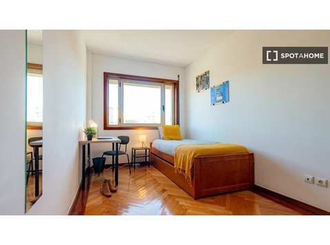 Room for rent in 5-bedroom apartment in Paranhos, Porto - Vuokralle