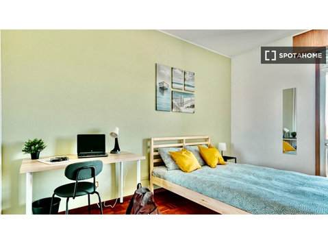 Pokój do wynajęcia w mieszkaniu z 5 sypialniami w Porto - Do wynajęcia