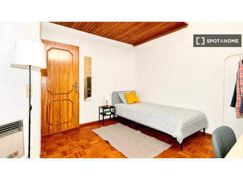 Zimmer zu vermieten in 5-Zimmer-Wohnung in Porto - Zu Vermieten