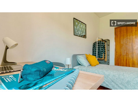 Chambre dans un appartement de 5 chambres à Porto - À louer