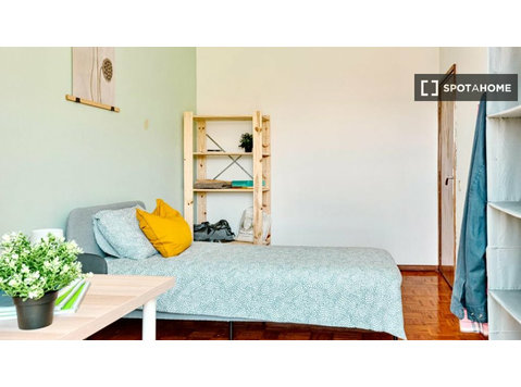 Room for rent in 5-bedroom apartment in Porto - Za iznajmljivanje