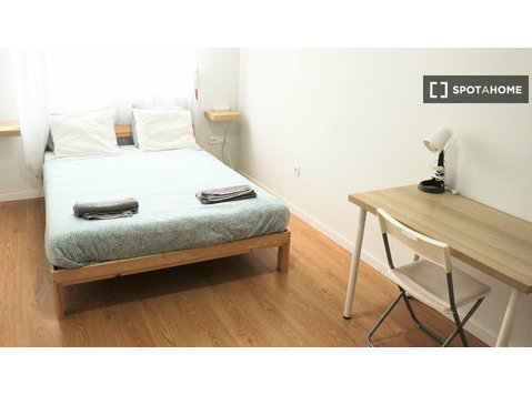 Room for rent in 6-bedroom apartment in Covelo, Porto - Аренда