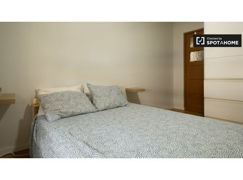Porto, Covelo'da 6 yatak odalı dairede kiralık oda - Kiralık