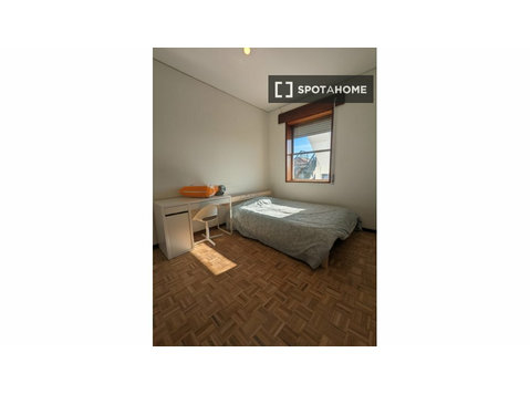 Zimmer zu vermieten in 6-Zimmer-Wohnung in Massarelos, Porto - Zu Vermieten