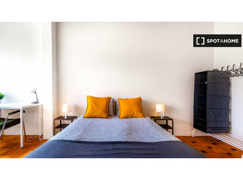 Room for rent in 6-bedroom apartment in Prelada, Porto - Под наем