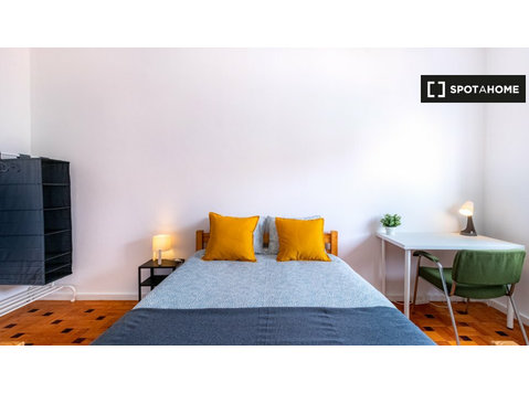 Room for rent in 6-bedroom apartment in Prelada, Porto - Disewakan