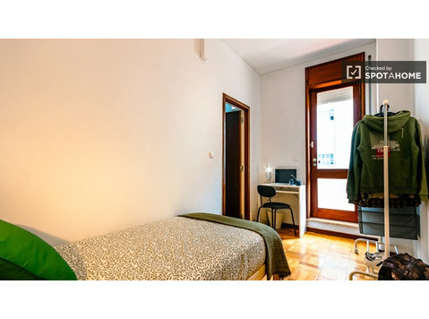 Zimmer zu vermieten in 6-Zimmer-Wohnung in Ramalde, Porto - Zu Vermieten
