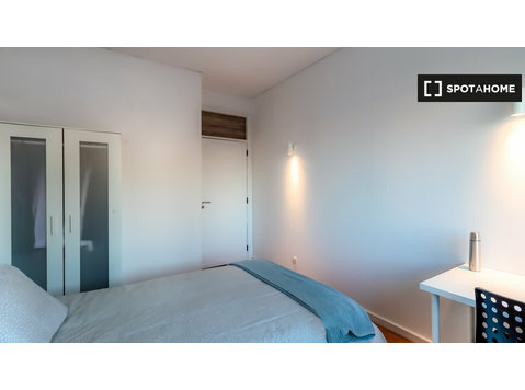 Room for rent in 7-bedroom apartment in Boavista, Porto - Til leje