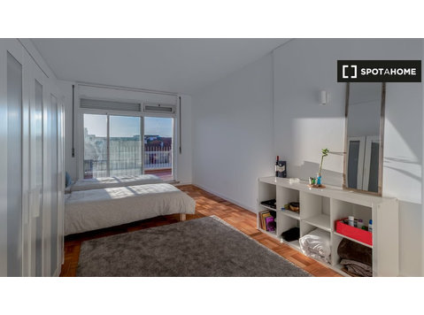 Room for rent in 7-bedroom apartment in Boavista, Porto - Vuokralle