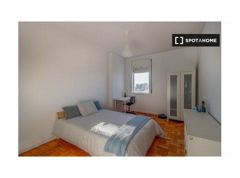 Room for rent in 7-bedroom apartment in Boavista, Porto - الإيجار