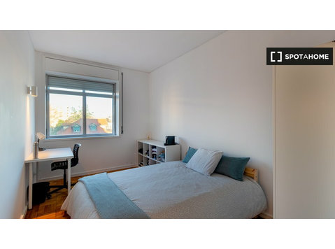 Room for rent in 7-bedroom apartment in Boavista, Porto - 	
Uthyres