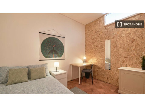 Room for rent in 8-bedroom apartment in Boavista, Porto - เพื่อให้เช่า
