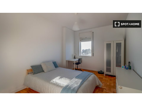 Room for rent in 8-bedroom apartment in Boavista, Porto - Kiadó