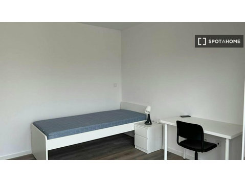 Room for rent in 8-bedroom apartment in Campanha, Porto - 임대