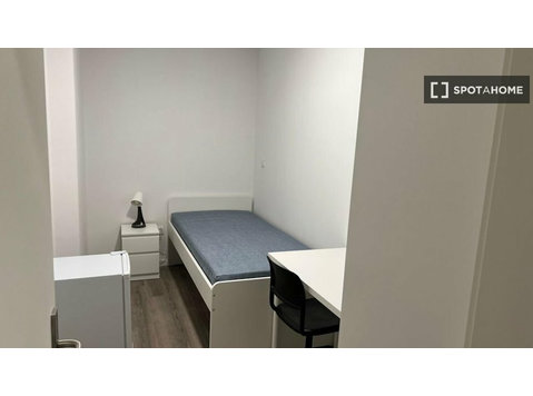 Room for rent in 8-bedroom apartment in Campanha, Porto - Kiadó