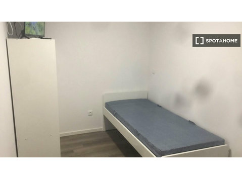 Room for rent in 8-bedroom apartment in Campanha, Porto - Za iznajmljivanje