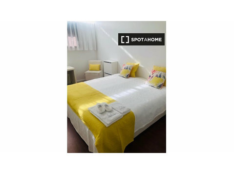 Room for rent in 8-bedroom apartment in Paranhos, Porto - Под наем