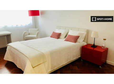 Porto, Paranhos'ta 8 yatak odalı dairede kiralık oda - Kiralık