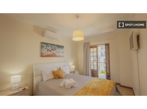 Room for rent in 9-bedroom apartment in Centro, Porto - 出租