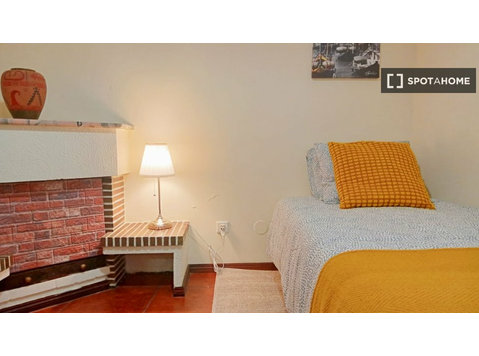 Pokój do wynajęcia w mieszkaniu z 9 sypialniami w Centro w… - Do wynajęcia