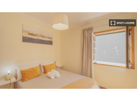 Room for rent in 9-bedroom apartment in Centro, Porto - 임대