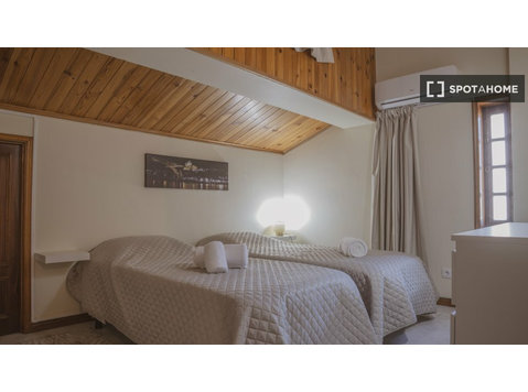 Centro, Porto'da 9 yatak odalı dairede kiralık oda - Kiralık
