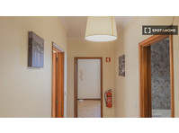 Zimmer zu vermieten in einer 9-Zimmer-Wohnung in Centro,… - Zu Vermieten