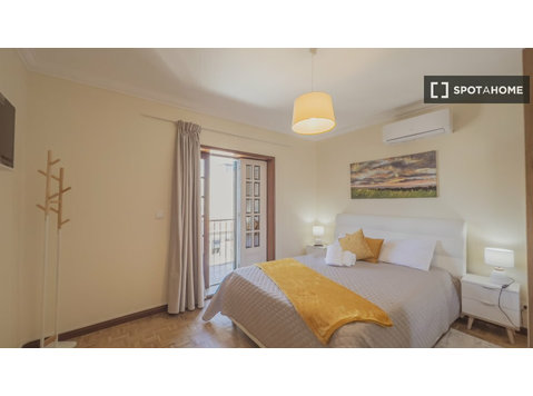 Centro, Porto'da 9 yatak odalı dairede kiralık oda - Kiralık