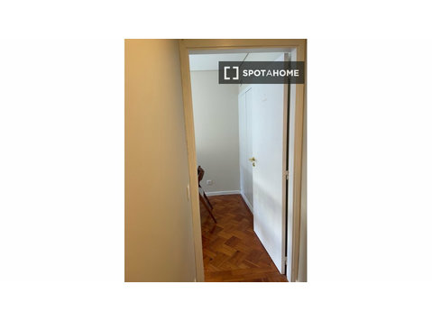 Zimmer zu vermieten in einer 5-Zimmer-Wohnung in Porto - Zu Vermieten