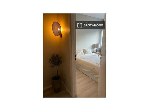 Porto'da 5 yatak odalı dairede kiralık oda - Kiralık