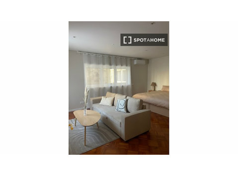 Zimmer zu vermieten in einer 5-Zimmer-Wohnung in Porto - Zu Vermieten