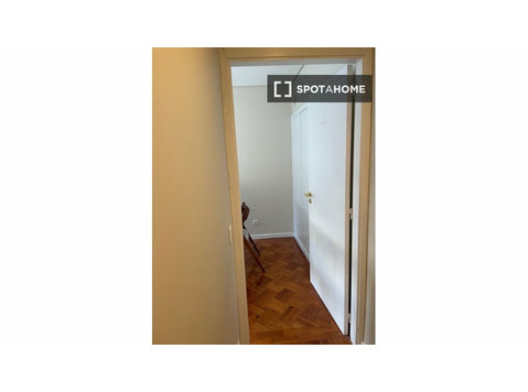 Chambre à louer dans un appartement de 5 chambres à Porto - À louer