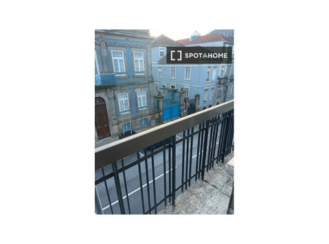 Porto'da 5 yatak odalı dairede kiralık oda - Kiralık