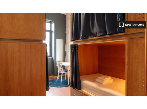 Room for rent in a house in Vila Nova De Gaia - For Rent