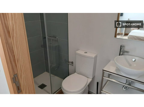 Room for rent in apartment with 10 bedrooms in Porto - For Rent