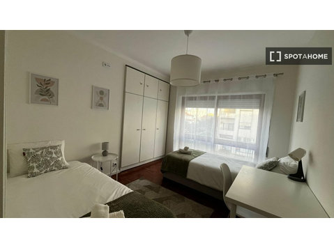 Chambre dans un appartement partagé de 3 chambres à… - À louer