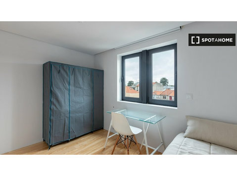 Room to rent in a residence in Paranhos, Porto. - השכרה