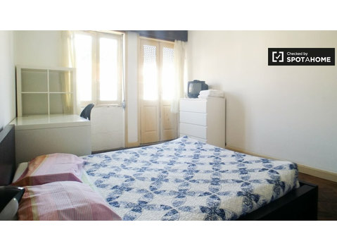 Zimmer zu vermieten in einem 4-Zimmer-Haus in Boavista - Zu Vermieten