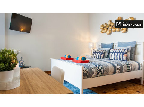 Espaçoso quarto para alugar em apartamento de 5 quartos em… - Aluguel