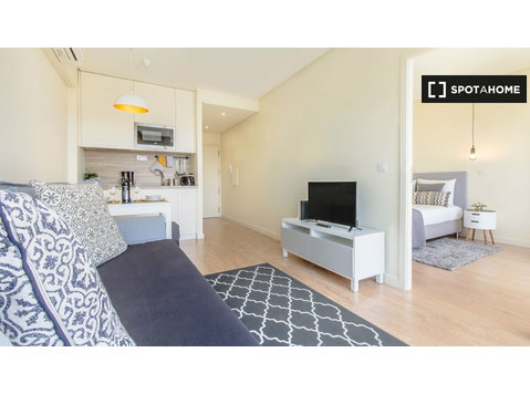 Aluga-se apartamento de 1 quarto na Trindade, Porto - Apartamentos