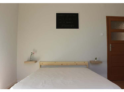 Bright double bedroom near Universidade Fernando Pessoa - Apartamente