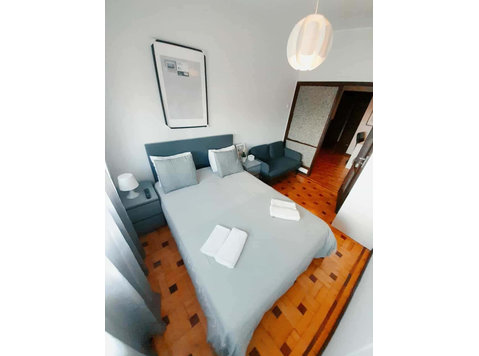 Comfortable room in a 4 bedroom apartment in Porto -  R1 - 아파트