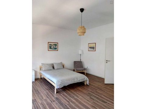 Room with private balcony in a 5-bedroom apartment in Rua… - Apartments
