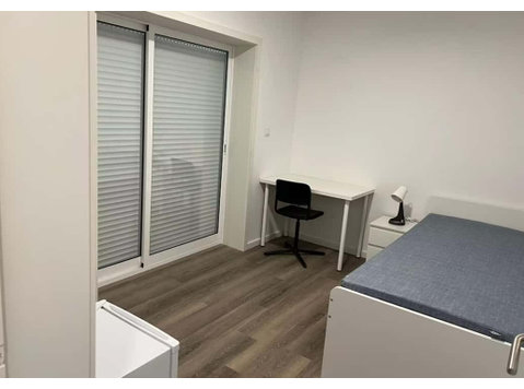 Single Room in a 8 bedroom apartment in Campanhã - Room 3 - Appartementen