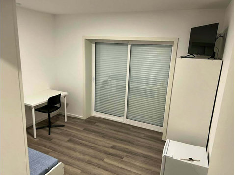 Spacious Single Room in a 8 bedroom apartment in Campanhã -… - Apartamente