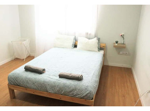 Spacious double bedroom near Universidade Fernando Pessoa - Appartementen